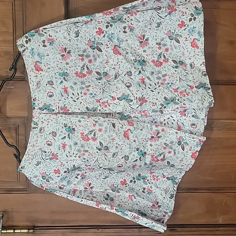 Gap Pleated flowered skirt. Like new!